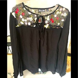 💫 Black sheer top with floral detail around neck
